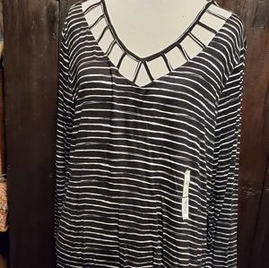 💥NWT Black & White Stripped Shirt